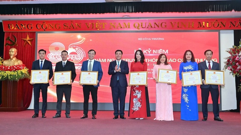 Bộ trưởng Nguyễn Hồng Diên trao tặng Bằng khen của Bộ Công thương cho các tập thể của Báo Công thương.