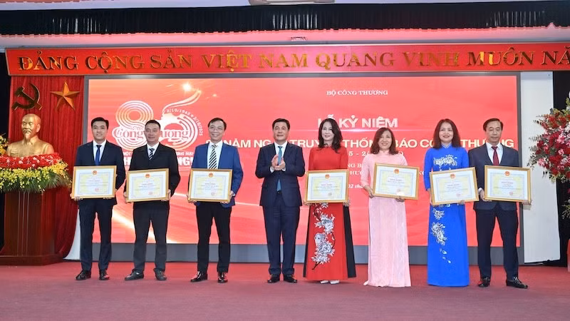 Bộ trưởng Nguyễn Hồng Diên trao tặng Bằng khen của Bộ Công thương cho các tập thể của Báo Công thương.
