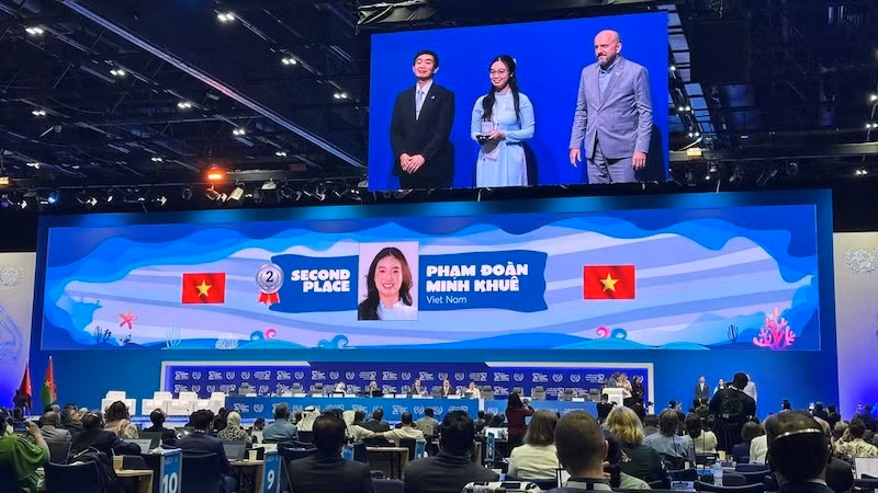 Em Phạm Đoàn Minh Khuê, lớp 10C2, Trường Trung học phổ thông Chuyên Lê Quý Đôn, xuất sắc đạt giải Nhì quốc tế.