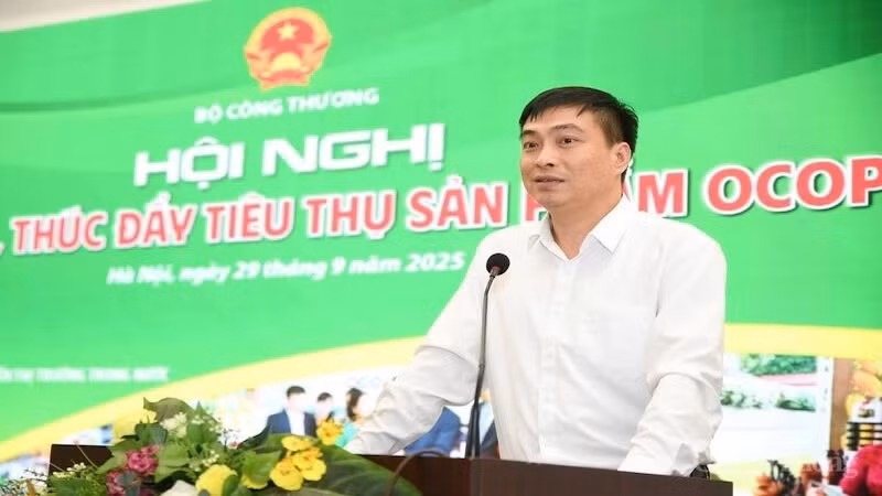 Phó Cục trưởng Quản lý và Phát triển thị trường trong nước Bùi Nguyễn Anh Tuấn phát biểu tại hội nghị.