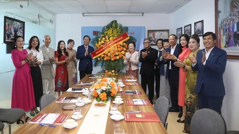 PGS. TS Nguyễn Trọng Điều cùng các đại biểu đón nhận lẵng hoa chúc mừng của Tổng Bí thư Tô Lâm.