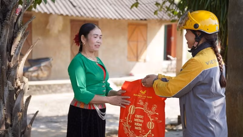 Chuyển phát hàng hóa đến tay người dân.