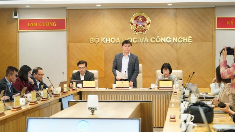 Thứ trưởng Bùi Hoàng Phương chủ trì buổi họp báo.