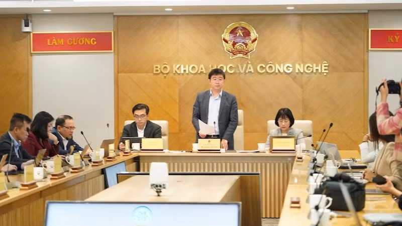 Thứ trưởng Bùi Hoàng Phương chủ trì buổi họp báo.