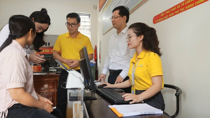 Tổng Giám đốc Vietnam Post Chu Quang Hào trực tiếp kiểm tra việc việc thực hiện bố trí nhân viên Bưu điện hỗ trợ tại Trung tâm phục vụ Hành chính công xã Đồng Hỷ, Thái Nguyên.