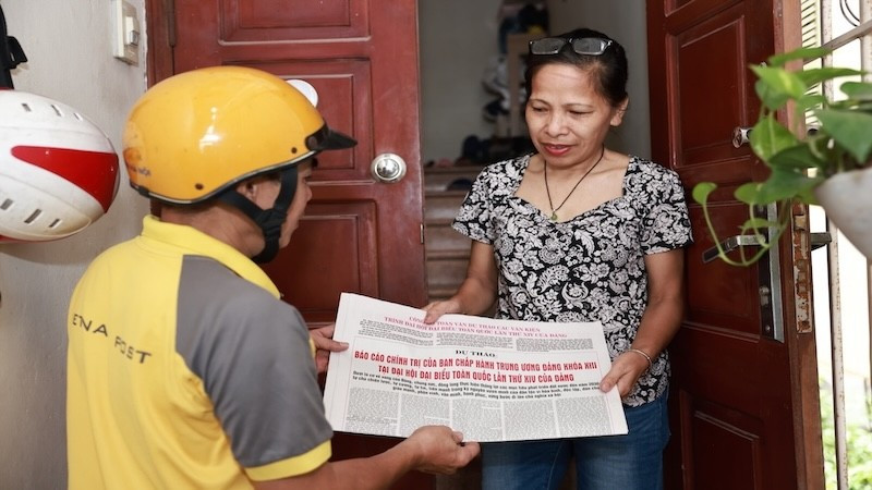 Bưu tá Bưu điện giao tận tay phụ trương tới độc giả Trần Thị Thu Hương (Hoàn Kiếm) sáng ngày 16/10