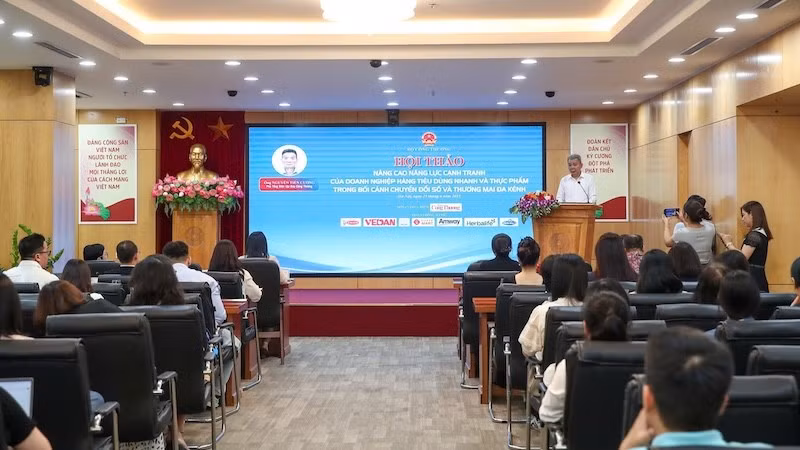 Phó Tổng biên tập Báo Công thương Nguyễn Tiến Cường phát biểu khai mạc Hội thảo.