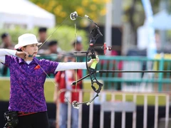 Cung thủ Lê Phạm Vân Anh tranh tài ở nội dung cung 3 dây hỗn hợp nam nữ. 