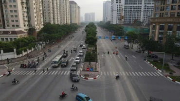 Phân luồng từ xa trên tuyến Võ Chí Công (đoạn từ nút giao Võ Chí Công-Nguyễn Hoàng Tôn đến đường dẫn cầu Nhật Tân) để tránh ùn tắc.