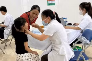 Các y, bác sĩ Trạm Y tế xã Ba Vì (thành phố Hà Nội) khám sức khỏe cho trẻ em trên địa bàn. (Ảnh: Báo Nhân Dân)