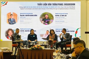 Các đại biểu tham gia thảo luận tại buổi Hội thảo "Tận dụng cơ hội và giảm thiểu rủi ro của công nghệ số đối với các nhóm dân cư trong xã hội".