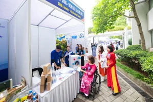 Các gian hàng của các hợp tác xã, nhóm do người khuyết tật làm chủ tại sự kiện.