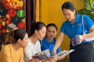 Cán bộ Bảo hiểm xã hội tuyên truyền chính sách bảo hiểm xã hội, bảo hiểm y tế cho người lao động phường Hội An (tỉnh Quảng Nam).