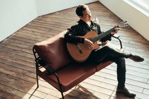 Ca sĩ Lê Anh Dũng được khán giả biết tới vì đã thể hiện thành công nhiều ca khúc viết về chủ đề quê hương đất nước.