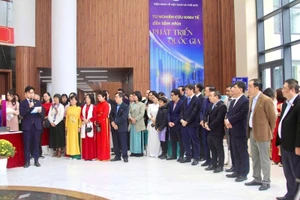 Khai trương không gian trưng bày “Dưới cờ Đảng quang vinh: Việt Nam 40 năm Đổi mới và khát vọng trong kỷ nguyên vươn mình” tại Viện Hàn lâm Khoa học xã hội Việt Nam.