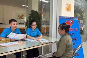 Cán bộ Bảo hiểm xã hội Hà Tĩnh (Bảo hiểm xã hội khu vực XV) tuyên truyền chính sách bảo hiểm xã hội, bảo hiểm y tế cho người dân.