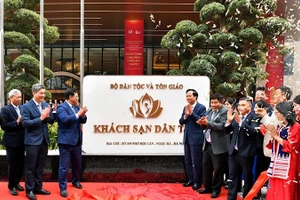 Lãnh đạo Bộ Dân tộc và Tôn giáo và các đại biểu tại Lễ khánh thành Khách sạn Dân tộc. 