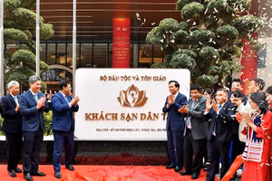 Lãnh đạo Bộ Dân tộc và Tôn giáo và các đại biểu tại Lễ khánh thành Khách sạn Dân tộc. 