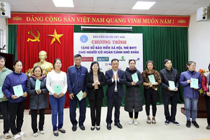 Lãnh đạo Bảo hiểm xã hội Việt Nam tặng thẻ bảo hiểm y tế cho các trường hợp hoàn cảnh khó khăn.