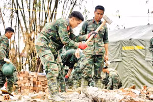 Bộ đội Quân khu 5 xây dựng lại nhà cho người dân vùng lũ.