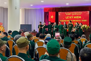 Tiết mục văn nghệ của các cựu chiến binh thuộc Trung đoàn 165, Sư đoàn 7 khu vực phía bắc tại lễ kỷ niệm 60 năm ngày thành lập.