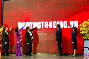 Đại diện các lãnh đạo Bộ Dân tộc và Tôn giáo bấm nút khai trương Tạp chí Dân tộc và Tôn giáo điện tử.