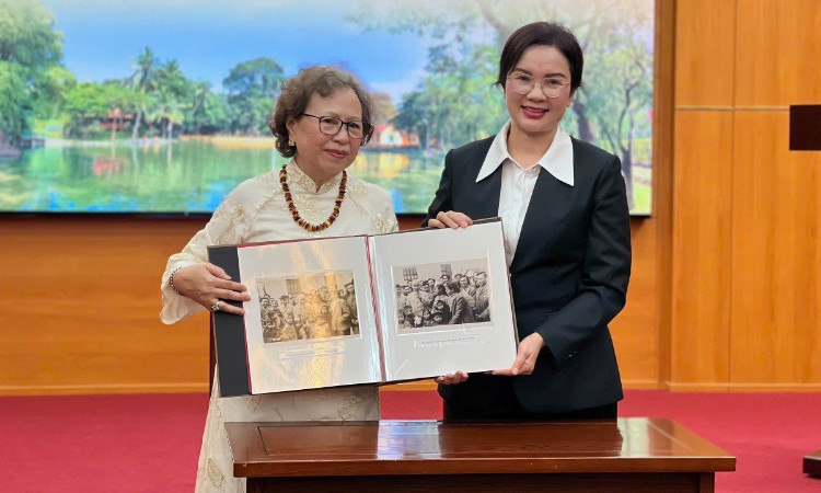 Khu Di tích Chủ tịch Hồ Chí Minh tại Phủ Chủ tịch tiếp nhận ảnh tư liệu do gia đình bà Lê Phương trao tặng. 