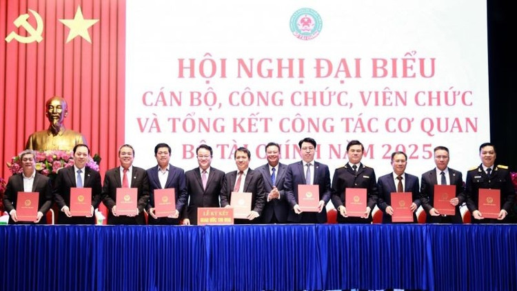 Phó Cục trưởng Cục Thuế Vũ Chí Hùng cùng đại diện lãnh đạo các đơn vị thuộc Bộ ký kết giao ước thi đua năm 2026.