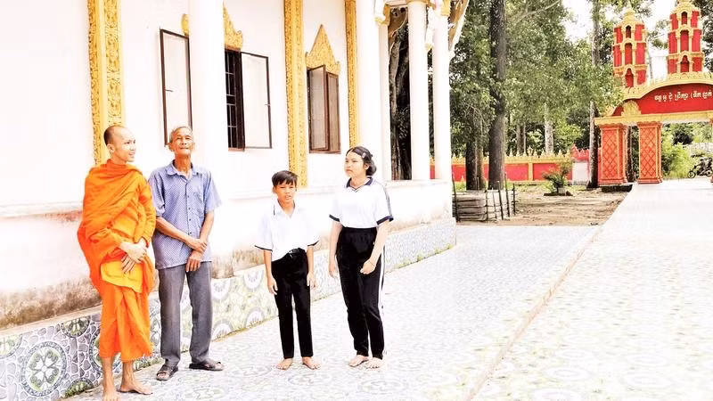 Ông Lâm Nửa (thứ 2, từ trái sang) người có uy tín trong đồng bào dân tộc tại sóc Bà Mai, ấp 10, xã Vĩnh Thuận Đông.