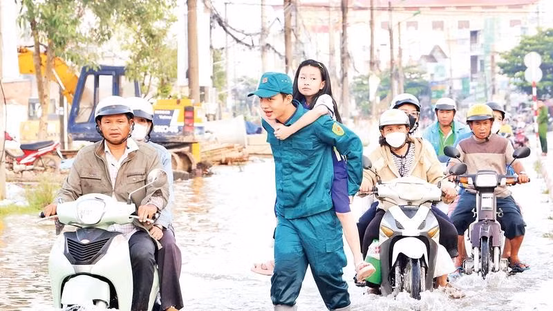 Đường Cách Mạng Tháng Tám, thành phố Cần Thơ ngập do triều cường (Ảnh PHẠM TRUNG)