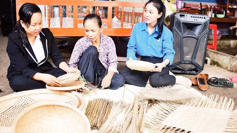 Cán bộ địa phương đánh giá hiệu quả sau học nghề của bà Thị Chương (giữa), ngụ ấp Tà Yểm, xã Giồng Riềng.