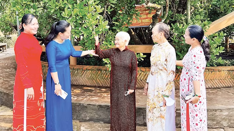 Người dân tham quan, chụp ảnh bên cây bạch mai cổ thụ.