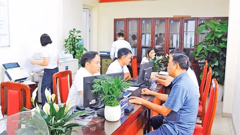 Người dân đến làm thủ tục hành chính tại phường Long Biên (mới).