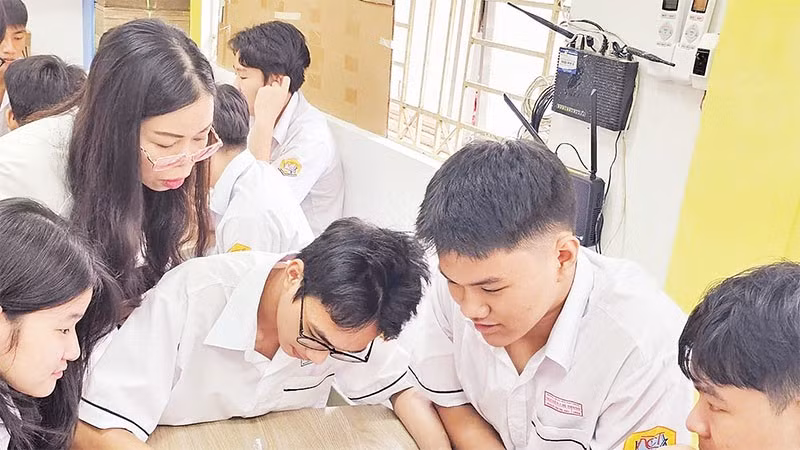 Học sinh Trường THPT Nguyễn Chí Thanh, Thành phố Hồ Chí Minh học chương trình STEM. (Ảnh CTV)