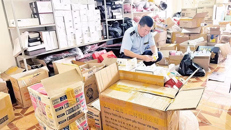Đội Quản lý thị trường thương mại điện tử, cơ động, Chi cục Quản lý thị trường tỉnh Đắk Lắk kiểm tra, phát hiện, xử lý một cơ sở kinh doanh mỹ phẩm không rõ nguồn gốc, xuất xứ tại phường Tân Thành, thành phố Buôn Ma Thuột.