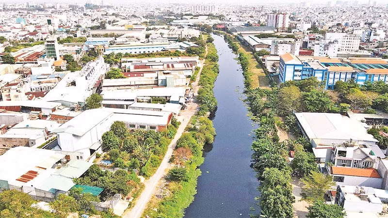 Dự án cải tạo môi trường kênh Tham Lương-Bến Cát-rạch Nước Lên dài 32km đang được đẩy nhanh tiến độ. (Ảnh THẾ ANH)
