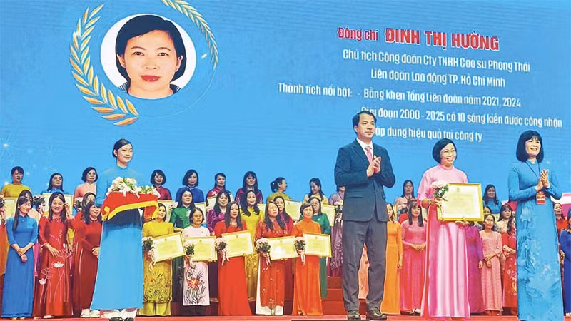 Chị Đinh Thị Hường - một trong 60 cá nhân trên toàn quốc được Tổng Liên đoàn Lao động Việt Nam tuyên dương trong phong trào “Giỏi việc nước, đảm việc nhà” giai đoạn 2020-2025.