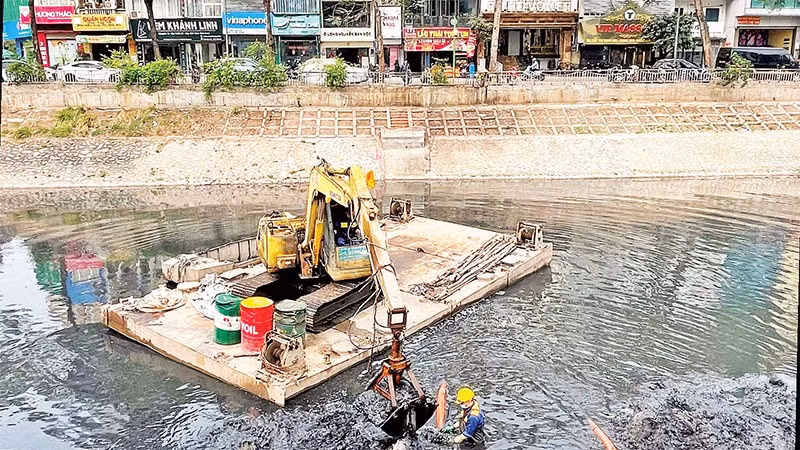 Nhân viên Công ty Thoát nước Hà Nội nạo vét sông Tô Lịch.