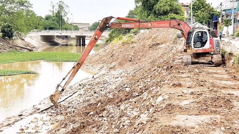 Cùng với các công trình trọng điểm quốc gia, nhiều dự án do các địa phương quản lý được đẩy nhanh tiến độ.