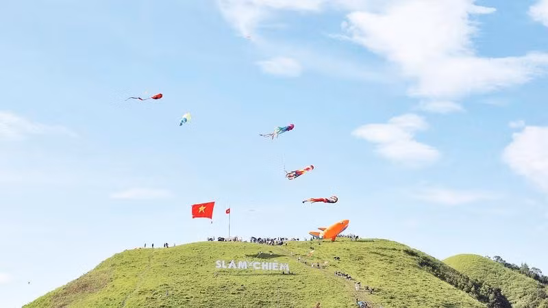 Lần đầu tiên những cánh diều tung bay trên thảo nguyên trong chương trình “Slam Chiêm-Sắc màu trên thảo nguyên” do xã Hiệp Lực tổ chức.