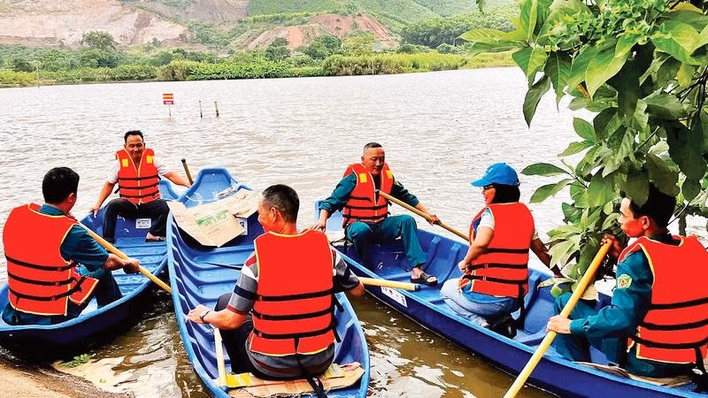 Lực lượng xung kích phòng, chống thiên tai phường Linh Sơn (Thái Nguyên) tập huấn bơi, lái thuyền trên sông Cầu.