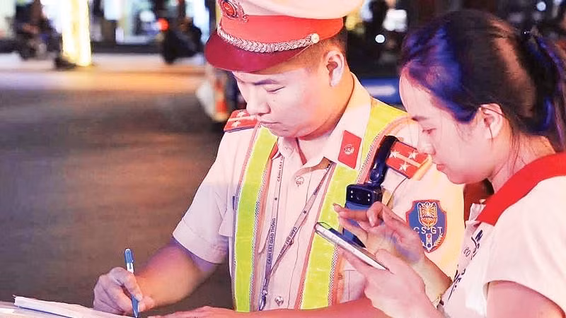 Lực lượng Cảnh sát Giao thông, Công an tỉnh Lạng Sơn xử lý các trường hợp vi phạm (Ảnh CÔNG AN TỈNH LẠNG SƠN)