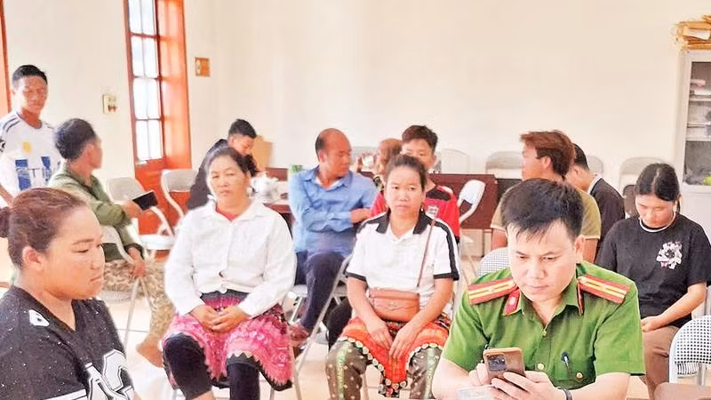 Công an xã Tạ Khoa, tỉnh Sơn La kích hoạt bổ sung tài khoản định danh điện tử mức độ 2 cho người dân.