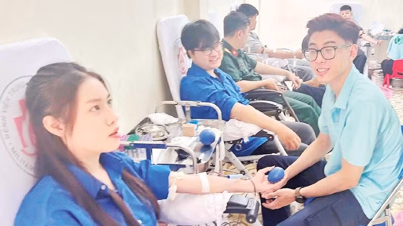 Đoàn viên, thanh niên là lực lượng nòng cốt trong các chương trình hiến máu nhân đạo.