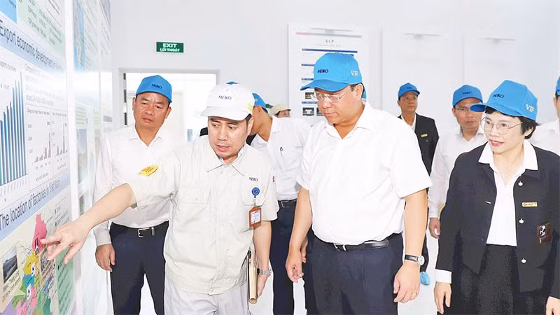 Chủ tịch Ủy ban nhân dân tỉnh Trần Duy Đông thăm Nhà máy Meiko Hòa Bình, Khu công nghiệp Bờ trái sông Đà.