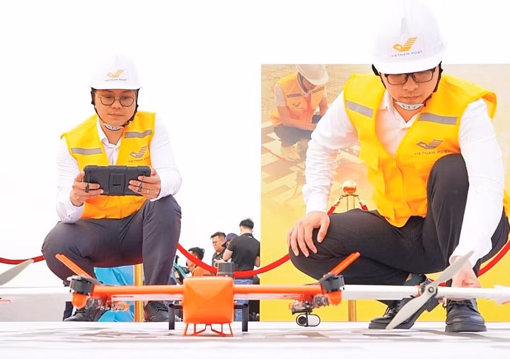 Sử dụng thiết bị bay không người lái (UAV) để vận chuyển mẫu sinh phẩm, thuốc và vật tư y tế tại Bệnh viện đa khoa Đức Giang (Hà Nội).