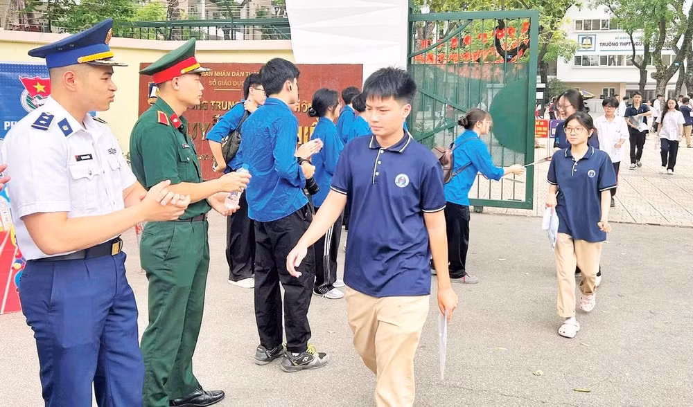 Các đơn vị quân đội tham gia tiếp sức mùa thi tại nhiều địa phương.