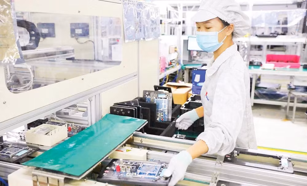 Sản xuất linh kiện điện tử trong doanh nghiệp FDI tại Khu công nghiệp Vân Trung, Bắc Ninh.