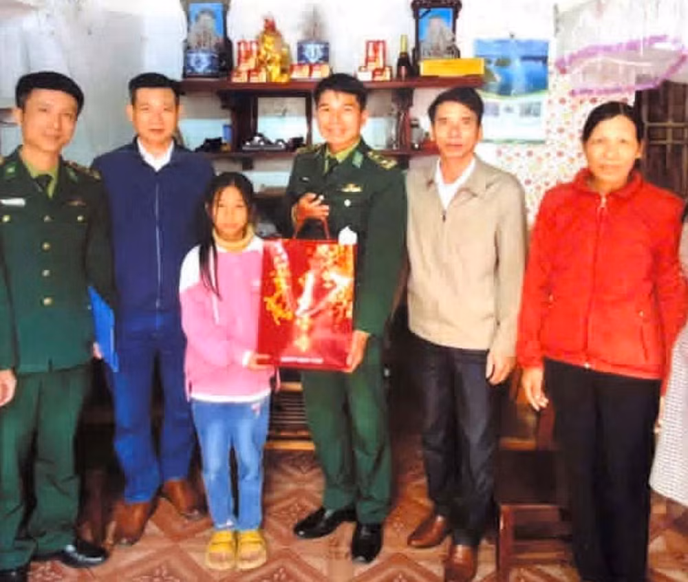 Cán bộ Đồn Biên phòng Cảng cửa khẩu Diêm Điền thăm, tặng quà cháu Nguyễn Thảo Nhi.