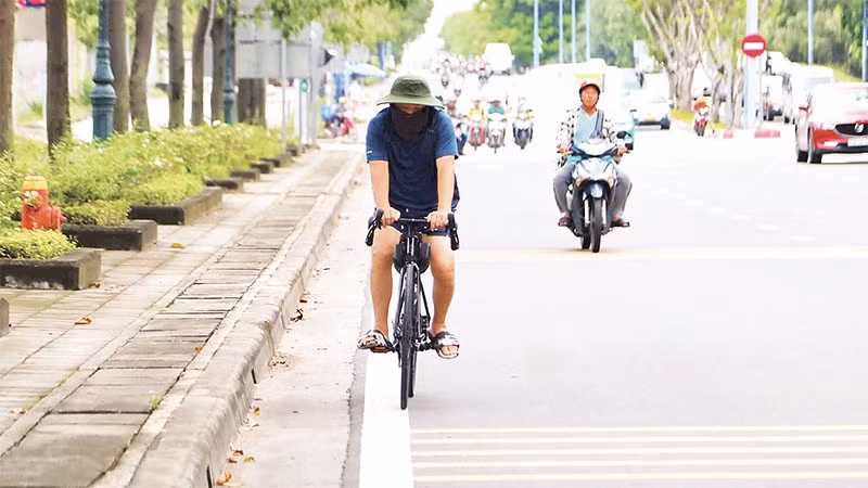 Tổ chức làn đường riêng cho xe đạp nằm dọc đại lộ Mai Chí Thọ giúp người đi xe đạp lưu thông an toàn và thuận tiện.